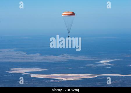 Zhezkazgan, Kazakhstan. 17 avril 2020. Le Soyuz MS-15 transportant des engins de l'expédition 62 membres de l'équipage les astronautes de la NASA Andrew Morgan, Jessica Meir et Roscosmos cosmonaut Oleg Skripochka remontent sur Terre dans une région éloignée le 17 avril 2020 près de la ville de Zhezkazgan, au Kazakhstan. Crédit: Andrey Shelepin/NASA/Alay Live News Banque D'Images