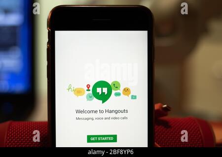 Los Angeles, Californie, États-Unis - 16 avril 2020: Logo Google Hangouts à l'écran de gros plan. Icône de l'App Store visible sur l'écran du téléphone, Editorial illustratif Banque D'Images