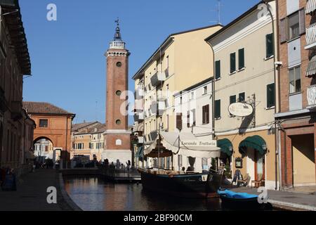 Comacchio, Italie - 12 septembre 2015 : aperçu du centre historique avec le Trepponti Banque D'Images