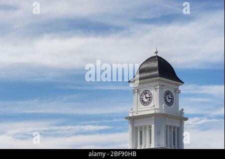 Jonesborough, Tennessee, États-Unis - 29 mars 2020 : tour d'horloge fraîchement peinte de Jonesborough, Tennessee, dans un ciel nuageux. Banque D'Images