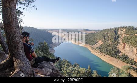 Panorama de la nature avec lac de Tislit dans les montagnes pendant la tempête, Maroc, Afrique Banque D'Images