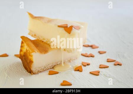 Tarte parisienne Flan française Custard Pie Classic. Crème de confiserie cuite dans une croûte de pâte à pain court. Tarte et deux mini tartes sur fond sombre avec Banque D'Images