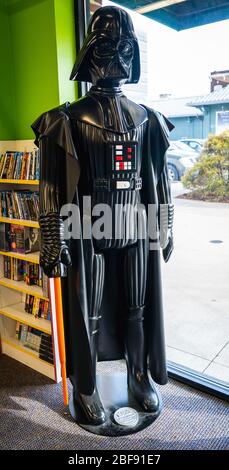 Une figure d'action grandeur nature de Darth Vader est toujours affichée dans une boutique de bandes dessinées. Banque D'Images