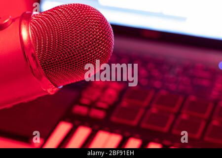 Home Studio avec microphone Condenser Professional et clavier piano. Ordinateur portable en rouge Banque D'Images