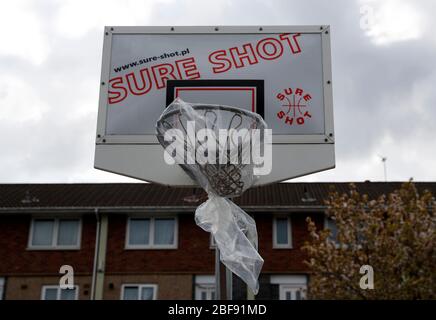 Leicester, Leicestershire, Royaume-Uni. 17 avril 2020. Un filet de basket-ball est scellé dans une salle de sport extérieure fermée et une aire de loisirs dans la région de St MatthewÕs pendant le verrouillage pandémique du coronavirus. Credit Darren Staples/Alay Live News. Banque D'Images