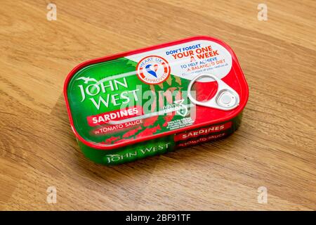 Étain de sardines John West, riche en huiles oméga 3 pour un coeur sain Banque D'Images