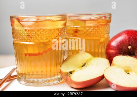 Verres de thé glacé sur table Banque D'Images