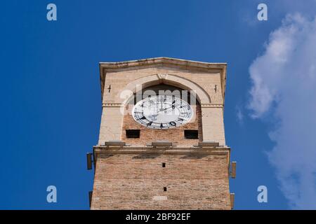 Ancienne tour d'horloge avec bleu et ciel de nuages à Adana, Turquie. La vieille tour historique de l'horloge appelée « Büyüksaat » Banque D'Images