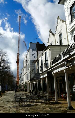 Grues sur le projet de Dandara en 1887 le projet Pantiles (un réaménagement de l'ancien site de Union House), vu des Pantiles, Tunbridge Wells, Kent, Angleterre Banque D'Images