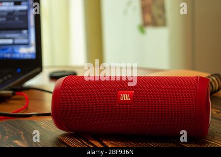 Los Angeles, Californie, États-Unis - 16 avril 2020: JBL Flip Bluetooth Wireless Speaker gros plan sur fond flou avec ordinateur portable, éditorial illustratif Banque D'Images