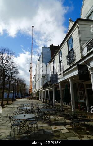 Grues sur le projet de Dandara en 1887 le projet Pantiles (un réaménagement de l'ancien site de Union House), vu des Pantiles, Tunbridge Wells, Kent, Angleterre Banque D'Images