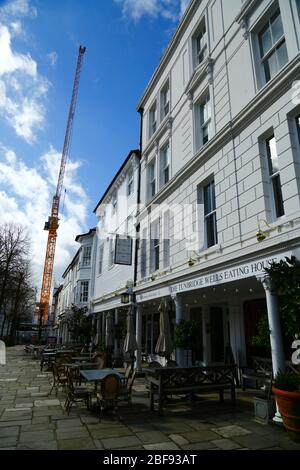 Grues sur le projet de Dandara en 1887 le projet Pantiles (un réaménagement de l'ancien site de Union House), vu des Pantiles, Tunbridge Wells, Kent, Angleterre Banque D'Images