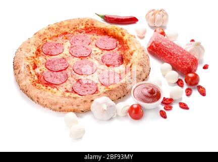 Pizza savoureuse avec des ingrédients sur fond blanc Banque D'Images