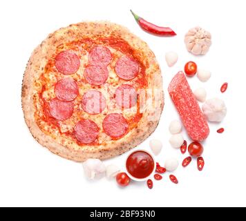 Pizza savoureuse avec des ingrédients sur fond blanc Banque D'Images