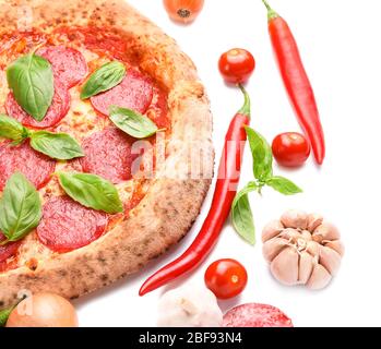 Pizza savoureuse avec des ingrédients sur fond blanc Banque D'Images