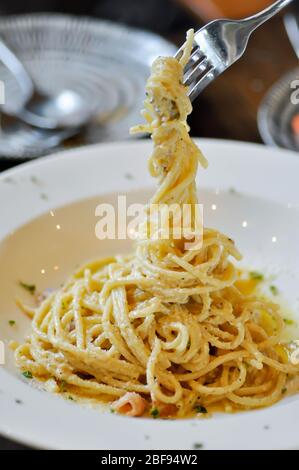 ladling pâtes carbonara, spaghetti ou spaghetti carbonara Banque D'Images