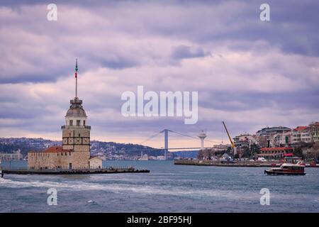 Paysage de la Tour de la Maiden. La Tour de la Maiden est sur les eaux d'Uskudar et peut être considérée comme la pierre angulaire du Bosphore. Banque D'Images