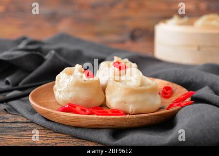 Assiette avec boulettes orientales et piment sur table Banque D'Images