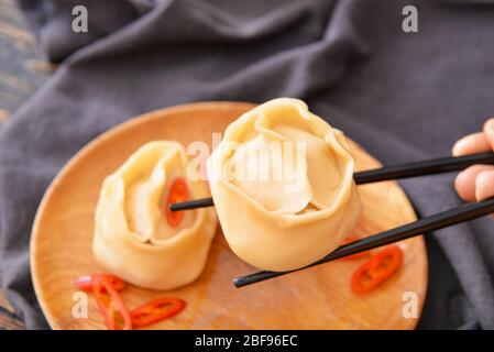 Manger de délicieux boulettes orientales, proximité Banque D'Images