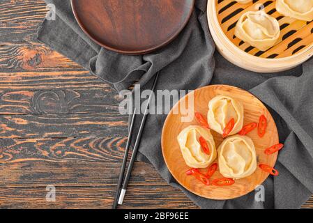 Assiette avec boulettes orientales et piment sur table Banque D'Images