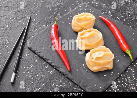 Plaque en ardoise avec boulettes orientales et piment sur fond sombre Banque D'Images