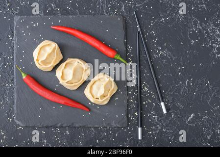 Plaque en ardoise avec boulettes orientales et piment sur fond sombre Banque D'Images