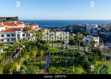 Vue de la partie supérieure de la ville de Funchal jusqu'au port avec un ciel bleu et un horizon en arrière-plan, photo de Funchal Madeira Portugal. Banque D'Images