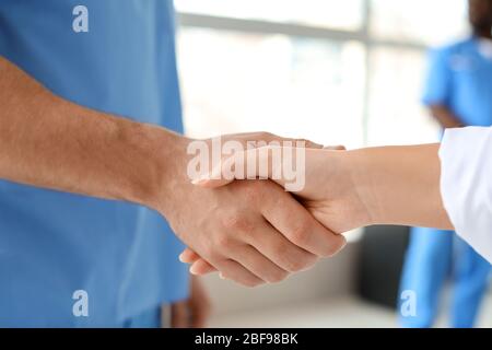 Médecins se secouant les mains en clinique. Concept d'unité Banque D'Images