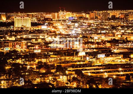 LAS VEGAS, NEVADA - 23 FÉVRIER 2020: Vue en soirée à Las Vegas d'en haut avec lumières et hôtels de casino de station en vue. Banque D'Images