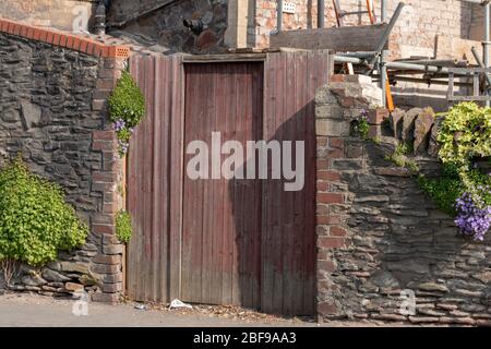 vue rapprochée d'une ancienne porte en bois menant à un jardin ou à une maison Banque D'Images
