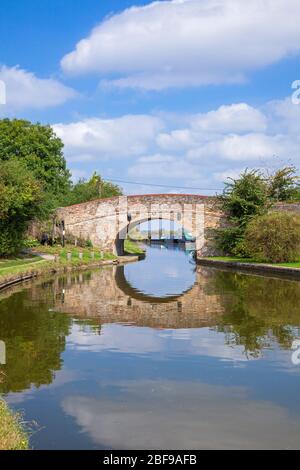 Angleterre, Buckinghamshire, pont d'Iringhoe numéro 123 sur le canal Grand Union Banque D'Images