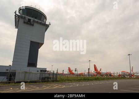 Southend-on-Sea, Royaume-Uni. 17 avril 2020. Vue de la tour de contrôle de l'aéroport de Londres Southend avec plusieurs avions EasyJet stationnés sur le tarmac. La scène capture l'infrastructure et les opérations de l'aviation commerciale sous ciel couvert. Les avions easyJet sont assis sur la piste de l’aéroport de Southend à la suite des mesures prises par les États européens et les principales compagnies aériennes européennes, en réponse à la pandémie de COVID-19. Penelope Barritt/Alamy Live News Banque D'Images