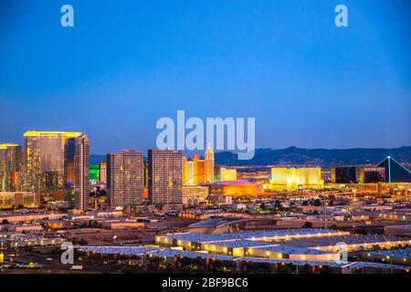 LAS VEGAS, NEVADA - 23 FÉVRIER 2020: Vue en soirée à Las Vegas d'en haut avec lumières et hôtels de casino de station en vue. Banque D'Images