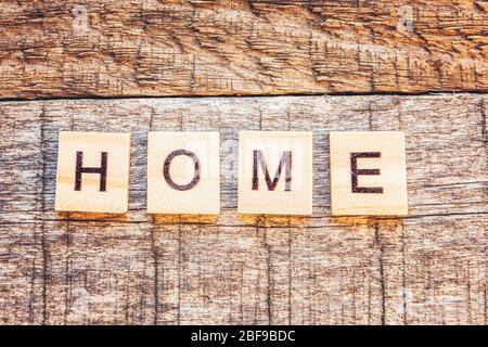 Restez à la maison en toute sécurité. Inscription ACCUEIL lettres mot sur fond en bois. Sensibilisation à la distanciation sociale. Maison douce COVID-19 concept de quarantaine de Coronavirus Banque D'Images