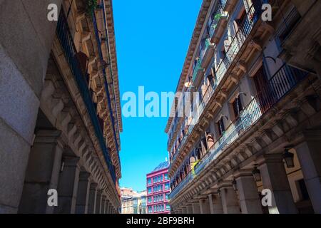 Rue centrale de Madrid , bâtiment résidentiel avec grand balcon