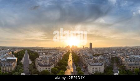 Paris paysage urbain au coucher du soleil, vu de l'Arc de Triomphe Banque D'Images