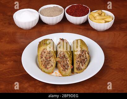 courgettes farcies très gentilles farcies dans une assiette blanche, épicée turque épicée épicée sur une table en bois Banque D'Images