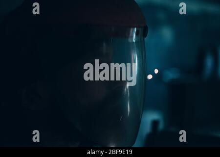 Homme barbu adulte dans le masque de protection Banque D'Images