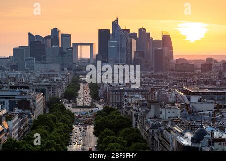 Le quartier des affaires central de Paris au coucher du soleil, vu de l'Arc de Triomphe Banque D'Images