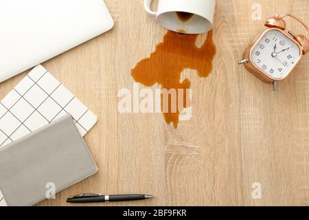 Papeterie, horloge et tasse de café sur table de bureau Banque D'Images