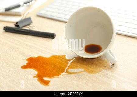 Tasse de café sur la table de bureau Banque D'Images