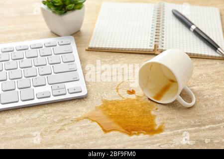 Tasse de café sur la table de bureau Banque D'Images