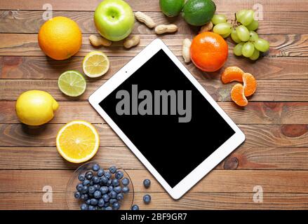 Tablette avec des produits sains sur fond de bois