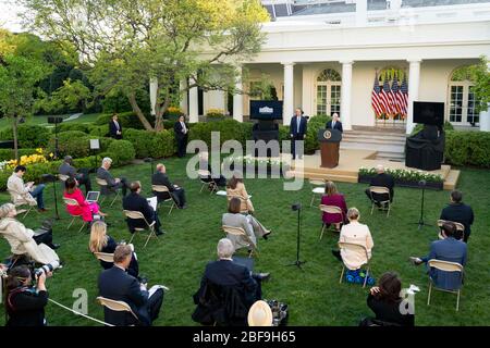 Le président américain Donald Trump, écoute en tant que vice-président Mike Pence, s'adresse aux journalistes lors du quotidien COVID-19, exposé sur le coronavirus dans le jardin des roses de la Maison Blanche le 15 avril 2020 à Washington, DC. Banque D'Images