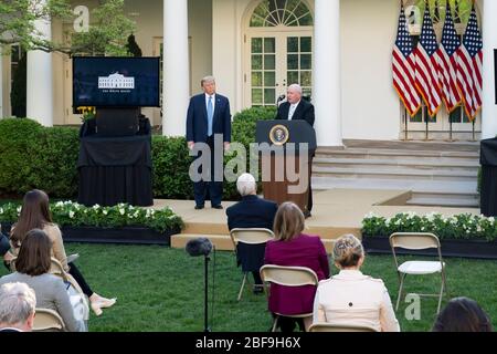 Le président américain Donald Trump, écoute en tant que secrétaire d'Agricultural Sonny Perdue remercie les fournisseurs de nourriture lors de la séance quotidienne COVID-19, sur le coronavirus dans le jardin des roses de la Maison Blanche le 15 avril 2020 à Washington, DC. Banque D'Images