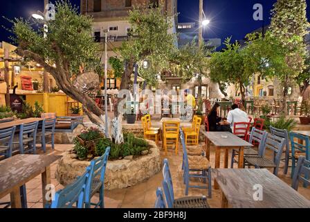 'Odeio' (littéralement 'Odeon') une belle taverne dans la ville d'Ierapetra, Lassithi, Crète, Grèce. Banque D'Images