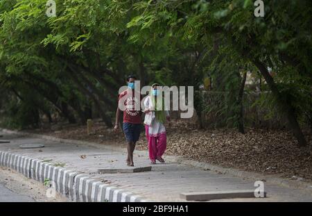 New Delhi, Inde. 17 avril 2020. Les personnes portant des masques marchent pendant le maintien en raison de COVID-19, à New Delhi, en Inde, le 17 avril 2020. Vendredi soir, le ministère fédéral de la santé indien a déclaré que le nombre de décès dus à COVID-19 en Inde était passé à 452 et que le nombre total de cas confirmés dans le pays a atteint 13 835. Crédit: Javed Dar/Xinhua/Alay Live News Banque D'Images