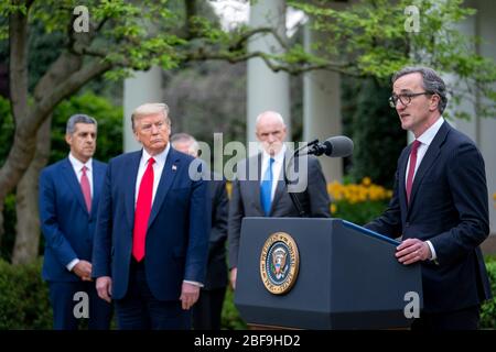 Le président américain Donald Trump, écoute le Dr Tomislav Mihaljevic, président et chef de la direction de Cleveland Clinic, s'adresse aux journalistes lors du quotidien COVID-19, exposé sur le coronavirus dans le jardin Rose de la Maison Blanche le 14 avril 2020 à Washington, DC. De gauche à droite, sont: SAM Hazen, PDG de HCA Healthcare et Warner Thomas, président et chef de la direction d'Oschner Health. Banque D'Images