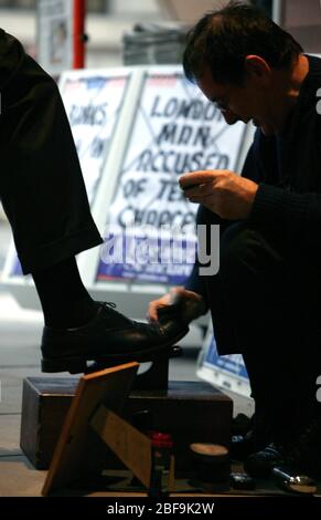 Un polisseur de chaussures à Londres Banque D'Images