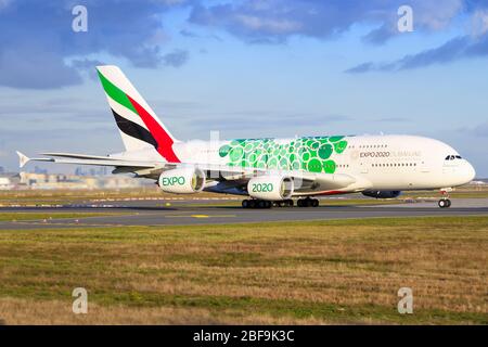 Francfort, Allemagne – 29 novembre 2019 : Emirates A380 à l'aéroport de Francfort. Banque D'Images